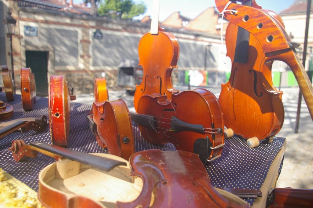 A bunch of violins are sitting on the table